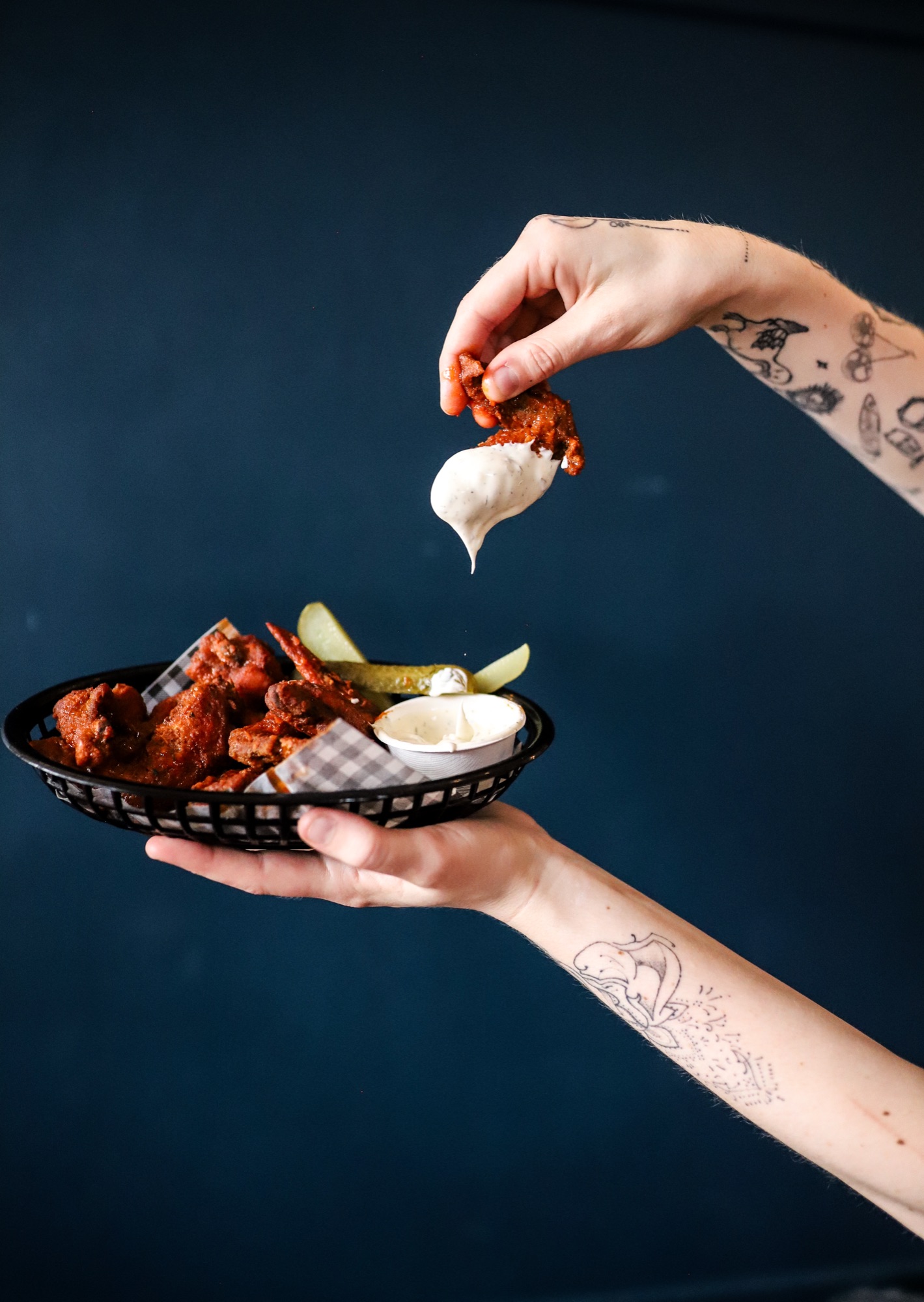 Wings basket with ranch and dill pickle